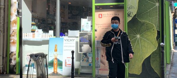Un homme en masque devant une pharmacie en France - Sputnik Afrique