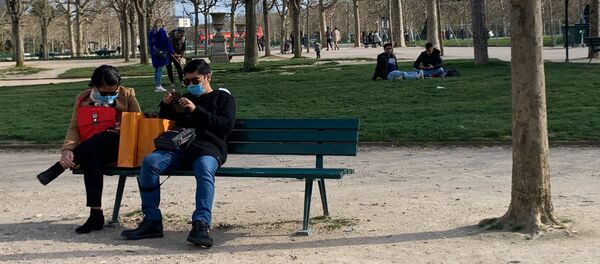 Covid-19: les gens portent des masques à Paris, 13 mars 2020 - Sputnik Afrique