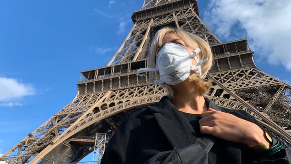 Une femme portant un masque au pied de la Tour Eiffel - Sputnik Afrique