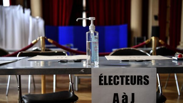 Un flacon de gel hydroalcoolique dans un bureau de vote - Sputnik Afrique