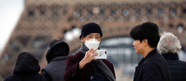 Un homme portant un masque médical à Paris (archive photo) - Sputnik Afrique
