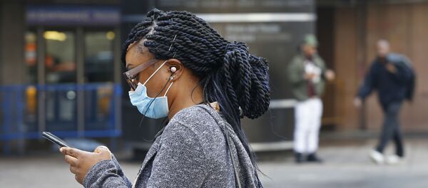 Una mujer lleva una mascarilla - Sputnik Afrique