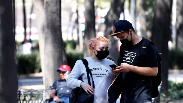 Unas personas en mascarillas - Sputnik Afrique