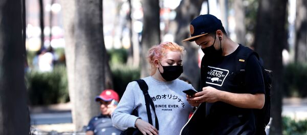 Unas personas en mascarillas Unas personas en mascarillas - Sputnik Afrique