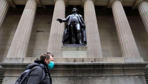 Un homme en un masque chirurgical marche devant une statue du premier président américain George Washington - Sputnik Afrique