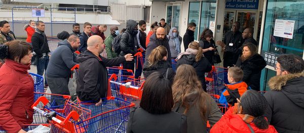 Une longue file d'attente se forme devant un hypermarché à Créteil Une longue file d'attente se forme devant un hypermarché à Créteil - Sputnik Afrique
