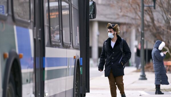 Un homme en masque dans l'Ontario (Canada), mars 2020 - Sputnik Afrique