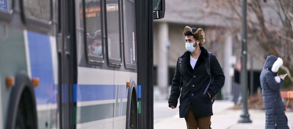 Un homme en masque dans l'Ontario (Canada), mars 2020 - Sputnik Afrique