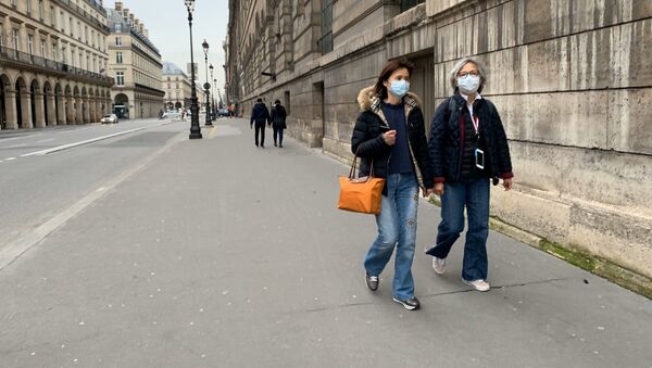 Des femmes portant des masques à Paris - Sputnik Afrique