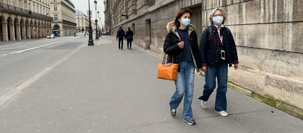 Des femmes portant des masques à Paris - Sputnik Afrique