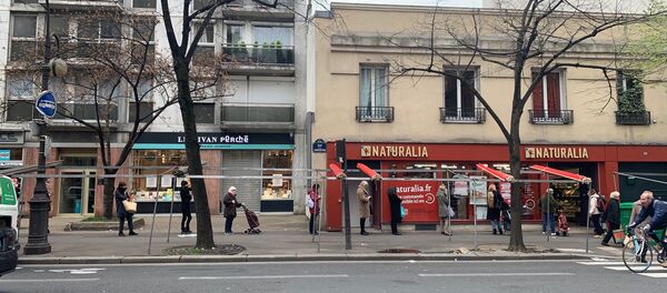 L’ambiance pré-confinement au marché de Convention dans le XVe arrondissement de Paris, 17 mars 2020 - Sputnik Afrique