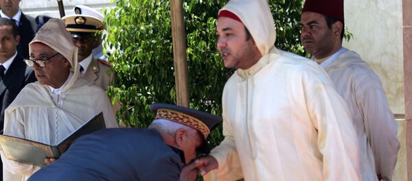 Le roi du Maroc Mohammed VI tend sa main à baiser au général Housni Ben Slimane. - Sputnik Afrique