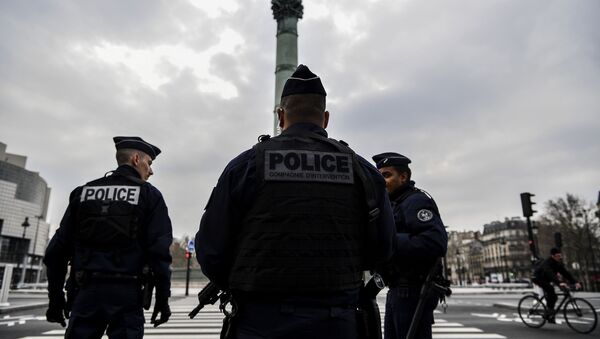 Des policiers à Paris - Sputnik Afrique