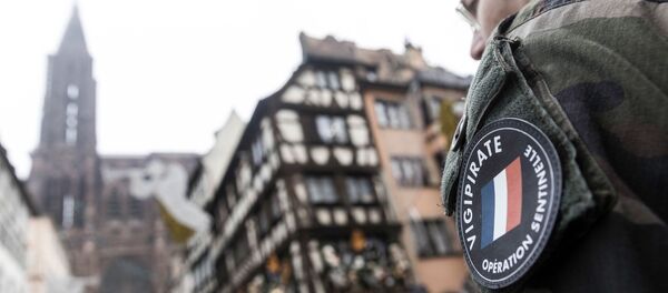 Un soldat français lors de l'Opération Sentinelle devant la Cathédrale Notre-Dame à Strasbourg - Sputnik Afrique