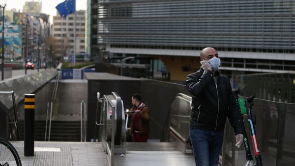 Un homme portant un masque de protection sort de la station de métro devant le bâtiment de la Commission européenne à Bruxelles, le 17 mars 2020. - Sputnik Afrique