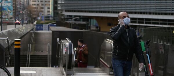 Un homme portant un masque de protection sort de la station de métro devant le bâtiment de la Commission européenne à Bruxelles, le 17 mars 2020. - Sputnik Afrique