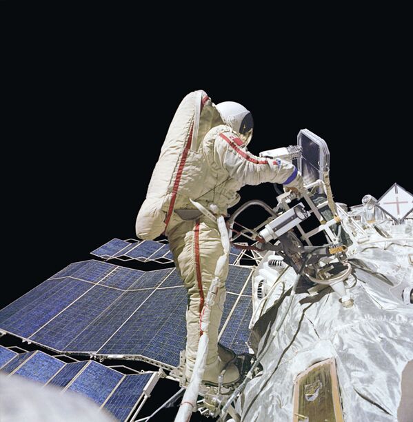 Seuls dans le vide spatial: Alexeï Leonov et ses successeurs

 - Sputnik Afrique