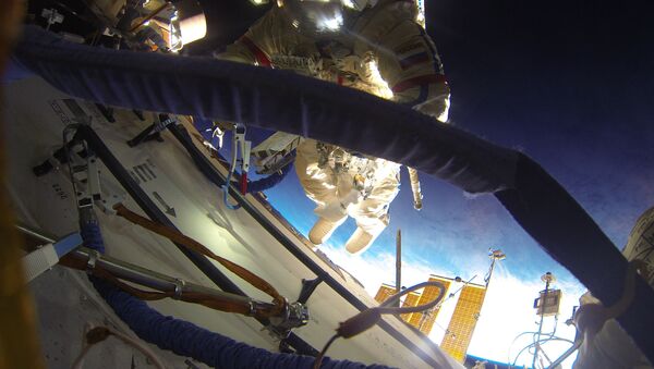 Un cosmonaute russe effectue une sortie extravéhiculaire - Sputnik Afrique