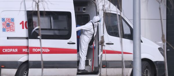 Врач скорой медицинской помощи возле больницы для пациентов с подозрением на коронавирус в Коммунарке - Sputnik Afrique