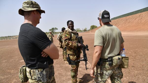 Un instructeur de l’US Army et un soldat malien en train de simuler un exercice antiterrorisme au Burkina Faso. - Sputnik Afrique