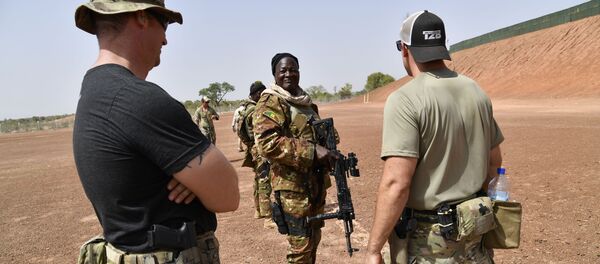 Un instructeur de l’US Army et un soldat malien en train de simuler un exercice antiterrorisme au Burkina Faso. - Sputnik Afrique