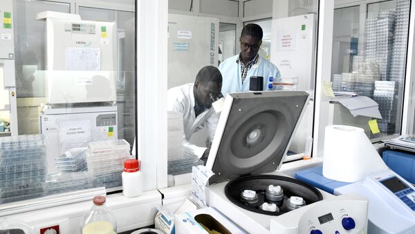 Des chercheurs de l’institut Pasteur de Dakar travaillent sur le coronavirus. - Sputnik Afrique