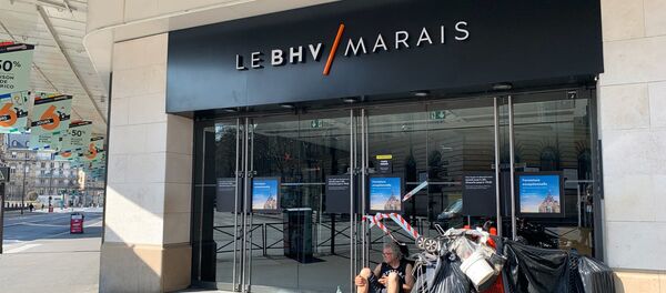 Marius, un SDF devant le BHV dans le marais à Paris alors que le gouvernement à annoncer le confinement des Français - Sputnik Afrique