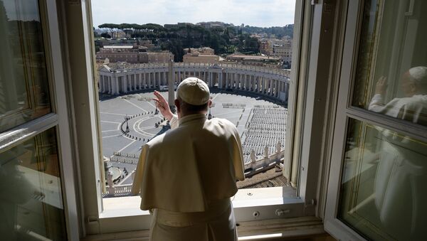 Римский Папа Франциск во время благословения над пустой площадью Святого Петра в Ватикане - Sputnik Afrique
