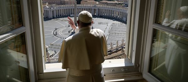 Римский Папа Франциск во время благословения над пустой площадью Святого Петра в Ватикане - Sputnik Afrique