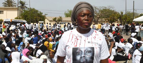 Une femme manifeste contre les violences faites aux femmes à Dakar, le 25 mai 2019. - Sputnik Afrique