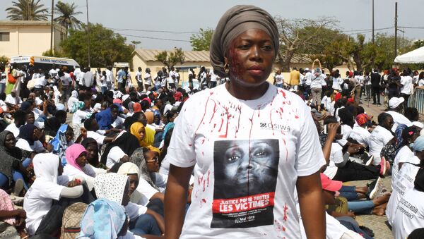 Une femme manifeste contre les violences faites aux femmes à Dakar, le 25 mai 2019. - Sputnik Afrique