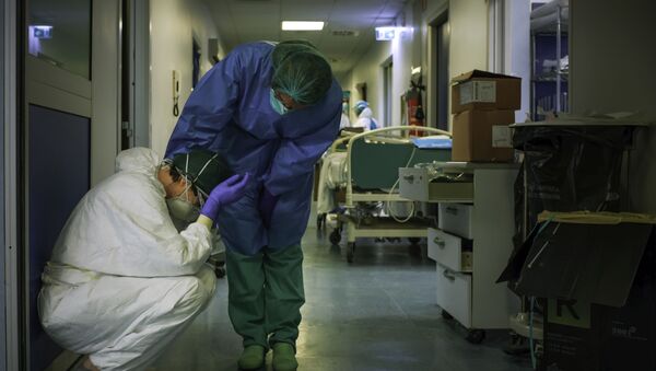 Медсестры в защитных костюмах в больнице Кремоны, Италия - Sputnik Afrique