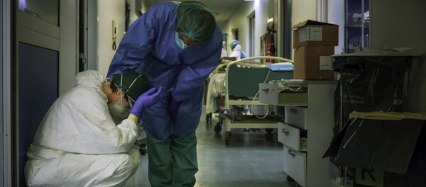 Медсестры в защитных костюмах в больнице Кремоны, Италия - Sputnik Afrique