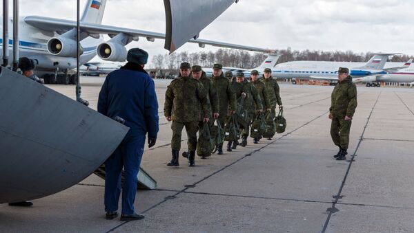 Des médecins militaires russes se préparent à prendre l’avion à destination d’Italie (archive photo) - Sputnik Afrique