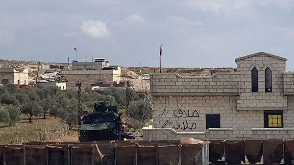 Un poste de contrôle de l'armée turque sur la route Damas-Idlib en Syrie - Sputnik Afrique