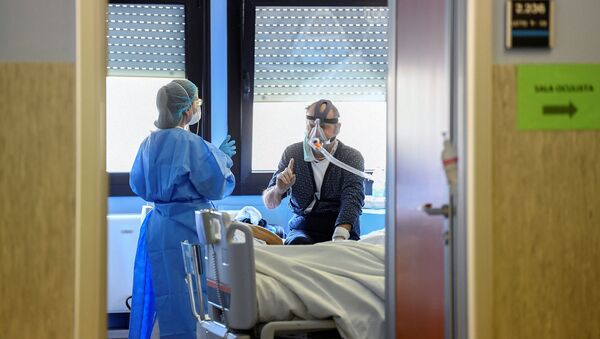 Un médecin et un patient souffrant du Covid-19 dans un hôpital de Crémone, en Italie - Sputnik Afrique