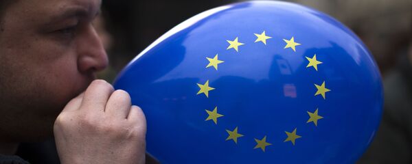 Un ballon aux couleurs de l'Union européenne - Sputnik Afrique