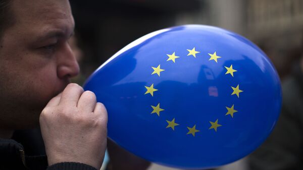 Un ballon aux couleurs de l'Union européenne - Sputnik Afrique