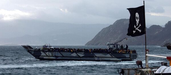 Un bateau avec un drapeau à tête de mort. Un bateau avec un drapeau à tête de mort. - Sputnik Afrique