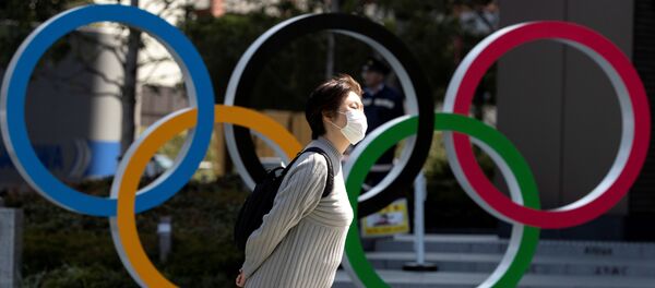 Une femme portant un masque de protection à Tokyo (archive photo) - Sputnik Afrique