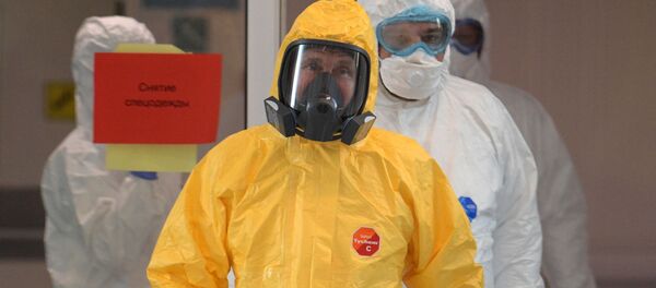 Poutine en combinaison Hazmat visite un hôpital pour les infectés - Sputnik Afrique