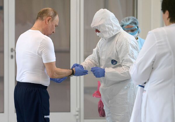 Poutine a visité un hôpital moscovite où sont traitées des personnes souffrant du Covid-19

 - Sputnik Afrique