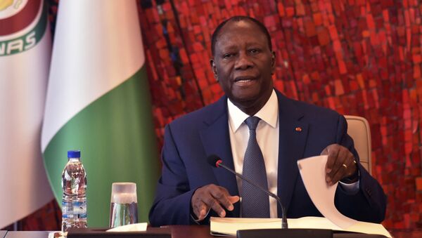 Le Président ivoirien Alassane Ouattara lors d'une réunion de crise sur le coronavirus, le 16 mars 2020 à Abdjan. - Sputnik Afrique