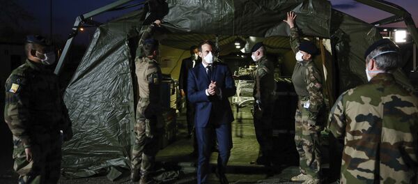 Le président Emmanuel Macron porte un masque durant sa visite à l'hôpital miliaire de Mulhouse, 25 mars , 2020. - Sputnik Afrique