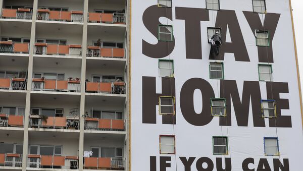 Рекламный плакат с призывом остаться дома на здании в Южной Африке  - Sputnik Afrique