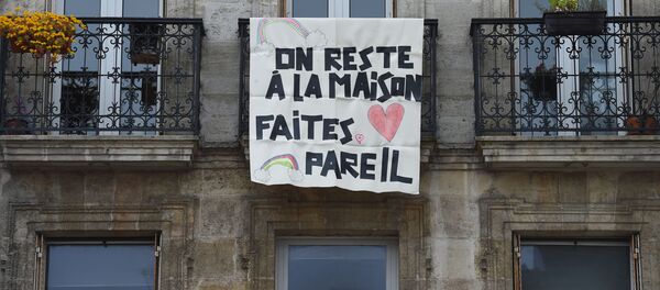 Плакат с надписью Мы остаемся дома, вы тоже оставайтесь на балконе во Франции  - Sputnik Afrique