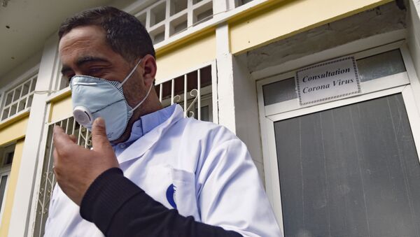 Un médecin algérien devant l'unité de consultation Coronavirus de l'hôpital El-Kettar à Alger. - Sputnik Afrique