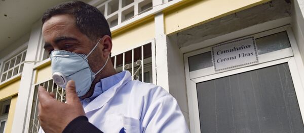Un médecin algérien devant l'unité de consultation «Coronavirus» de l'hôpital El-Kettar à Alger. Un médecin algérien devant l'unité de consultation «Coronavirus» de l'hôpital El-Kettar à Alger. - Sputnik Afrique