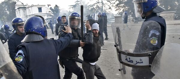 Les membres des forces de sécurité algériennes interpellent un manifestant. - Sputnik Afrique