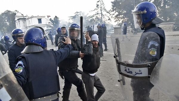 Les membres des forces de sécurité algériennes interpellent un manifestant. - Sputnik Afrique